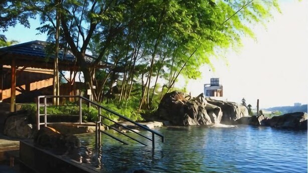 A pool with a wooden deck, a small building, and a rock formation. - Lodge noel (Minamiuonuma)