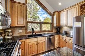 Refrigerador, microondas, horno y parrilla de estufa 