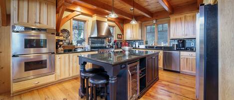 冷蔵庫、電子レンジ、オーブン、コンロ