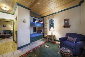 Tabla de planchar con plancha, wifi y ropa de cama 