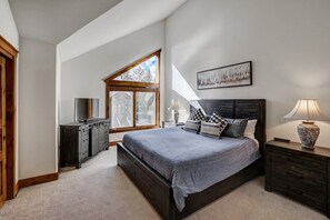 3 habitaciones, tabla de planchar con plancha, wifi y ropa de cama 