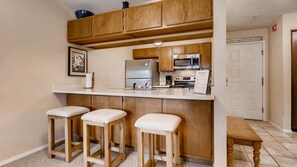 Réfrigérateur, four à micro-ondes, un four, surface de cuisson