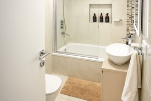 Apartment, 1 Bedroom, Smoking, Balcony | Bathroom