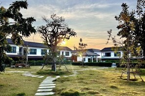 Garden - Pattaya Tay Emperor Holiday townhouse (Pattaya)