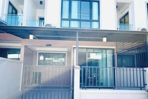 Unclassified image, 5 of 17, button - Pattaya Tay Emperor Holiday townhouse (Pattaya)