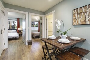 2 chambres, fer et planche à repasser, Wi-Fi, draps fournis