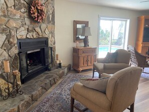 Smart-TV, peis, bøker og musikkbibliotek