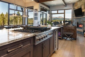 Fridge, microwave, oven, stovetop - Breckenridge 48 - Four Bedroom Villa, Sleeps 13 (Breckenridge)