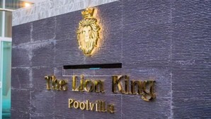 Een bord met de tekst 'The Lion King Poolvilla' en een leeuwenkop embleem.