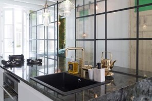 Kühlschrank, Mikrowelle, Ofen, Herdplatte