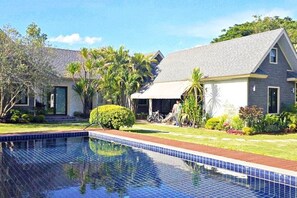 A house with a swimming pool, a covered patio, and a well-maintained lawn. - 90/9 Pool Villa Chiang Mai (Chiang Mai)