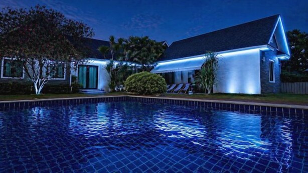 A swimming pool with a house in the background. - 90/9 Pool Villa Chiang Mai (Chiang Mai)