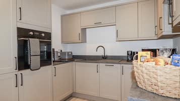 Cookware/dishes/utensils