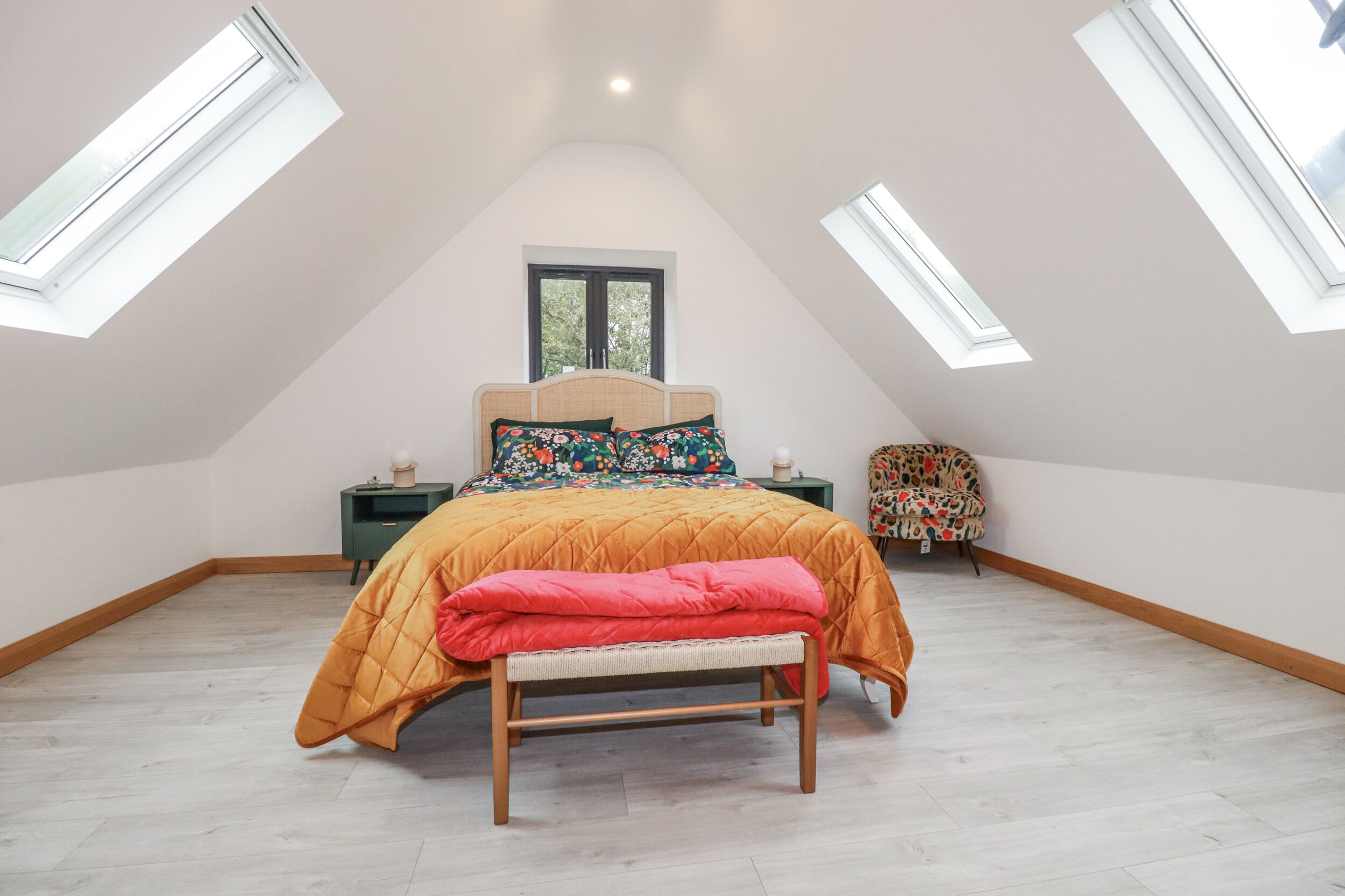 2 Schlafzimmer, individuell dekoriert, individuell eingerichtet