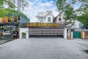 Unclassified image, 3 of 15, button - Lam Anh Hotel 7 Phap Van Hoang Mai 41BT1 (Hanoi)