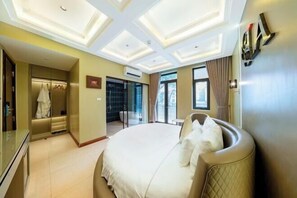 Une chambre d’hôtel dotée d’un grand lit, d’un dressing, d’un système de climatisation et offrant une vue sur l’extérieur.
