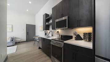 Lemari es, microwave, oven, dan kompor