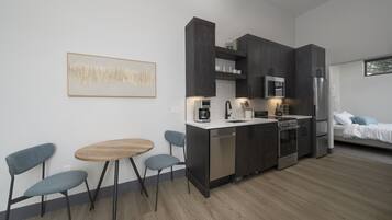 Lemari es, microwave, oven, dan kompor