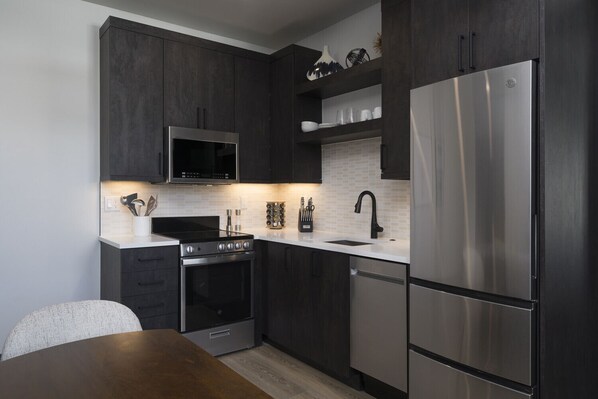 Refrigerador, microondas, horno y parrilla de estufa 