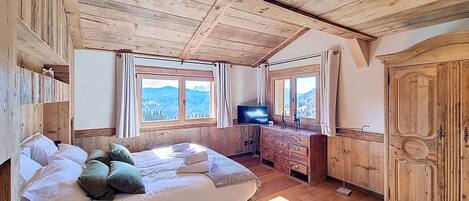 3 bedrooms, iron/ironing board, free WiFi, bed sheets