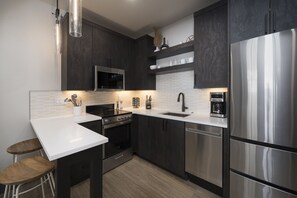 Kjøleskap, mikrobølgeovn, ovn og kokeplater