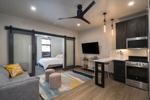 2 habitaciones, tabla de planchar con plancha, wifi y ropa de cama 