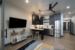 Refrigerador, microondas, horno y parrilla de estufa 