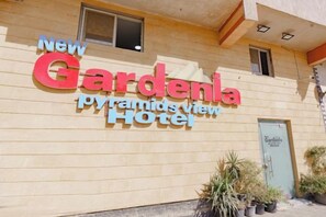 Het uiterlijk van Hotel New Gardenia Pyramids View, met een opvallend bord.