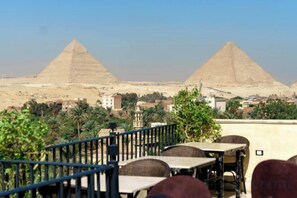 Outdoor dining - New Gardenia Pyramids view - Rooftop (Al Haraneyah)