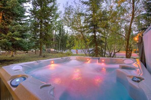 Tina de hidromasaje al aire libre