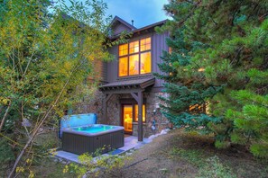 Tina de hidromasaje al aire libre