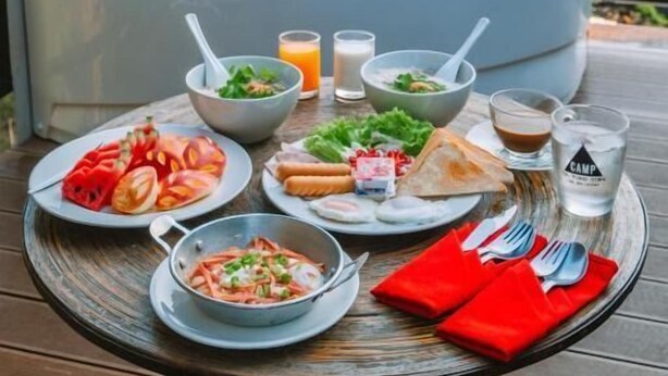 A dining table with various dishes and a hot tub in the background. - CAMP Ta Torn Yorn (Mae On)