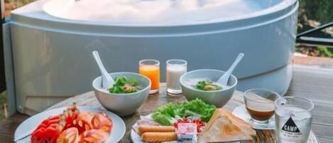 Frokost med lokale retter er inkludert hver dag