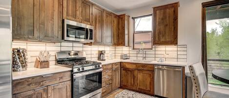 ثلاجة، ميكروويف، فرن، موقد طهي مسطح