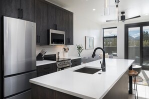 Refrigerador, microondas, horno y parrilla de estufa 