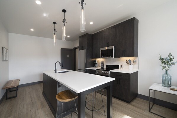 Refrigerador, microondas, horno y parrilla de estufa 