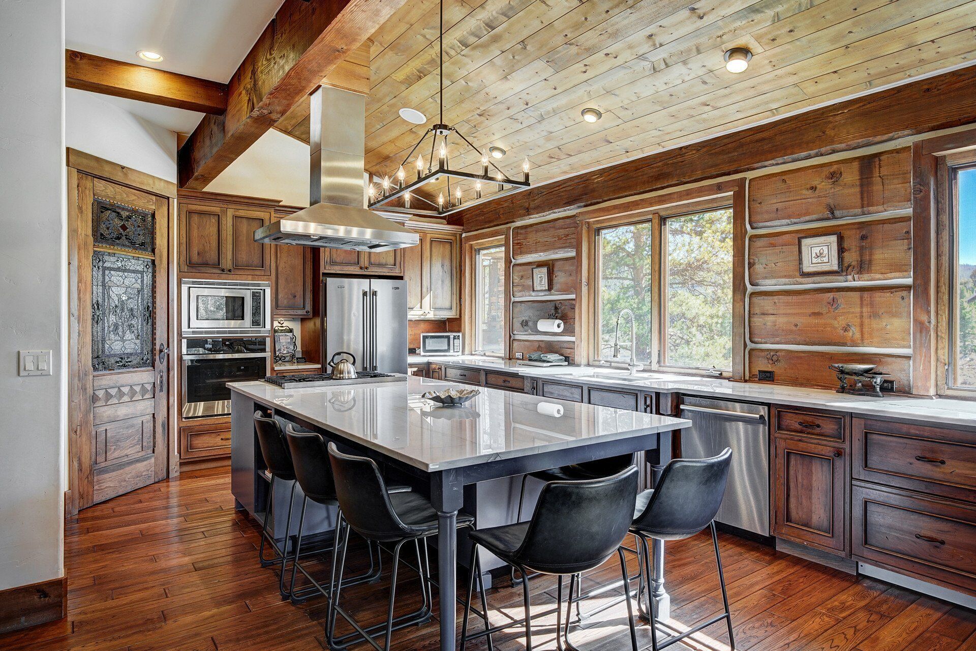 Réfrigérateur, four à micro-ondes, un four, surface de cuisson