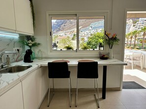 Mikrobølgeovn, ovn, kokeplater og oppvaskmaskin