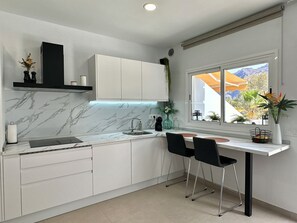 Mikrobølgeovn, ovn, kokeplater og oppvaskmaskin