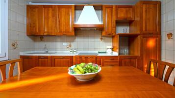 Frigorifero, microonde, lavastoviglie, pentole/stoviglie/utensili