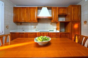 Kühlschrank, Mikrowelle, Geschirrspüler, Kochgeschirr/Geschirr/Besteck