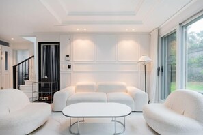 Room - Domostay/Sagye Beach/Sanbangsan View/Pool Villa/3Queen Beds/2Bathrooms/Heated Pool (Seogwipo)