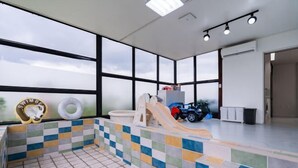 Ein Schwimmbadbereich mit Rutsche, Toilette und Spielzeugauto.