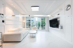 Room - Domostay/Sagye Beach/Sanbangsan View/Pool Villa/3Queen Beds/2Bathrooms/Heated Pool (Seogwipo)