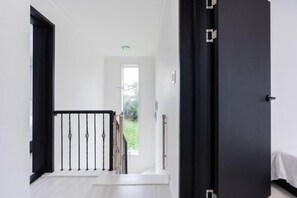 Room - Domostay/Sagye Beach/Sanbangsan View/Pool Villa/3Queen Beds/2Bathrooms/Heated Pool (Seogwipo)