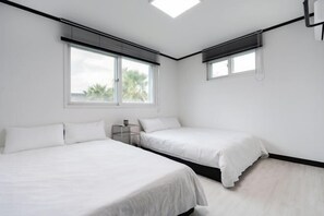 Room - Domostay/Sagye Beach/Sanbangsan View/Pool Villa/3Queen Beds/2Bathrooms/Heated Pool (Seogwipo)