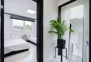 Room - Domostay/Sagye Beach/Sanbangsan View/Pool Villa/3Queen Beds/2Bathrooms/Heated Pool (Seogwipo)