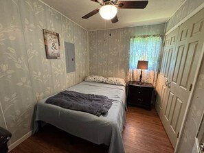 2 bedrooms, WiFi, bed sheets - Misty Meadows, peaceful farmhouse (Bloomington)