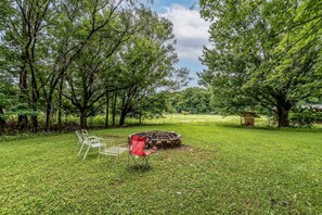 Property grounds - Misty Meadows, peaceful farmhouse (Bloomington)