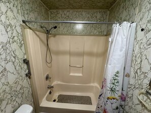 Towels, soap, toilet paper - Misty Meadows, peaceful farmhouse (Bloomington)